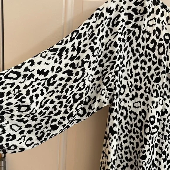 Criss Cross leopard print blouse size large - Picture 9 of 10